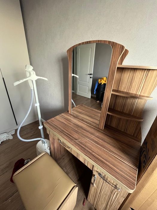 продается кровать и комод с зеркалом