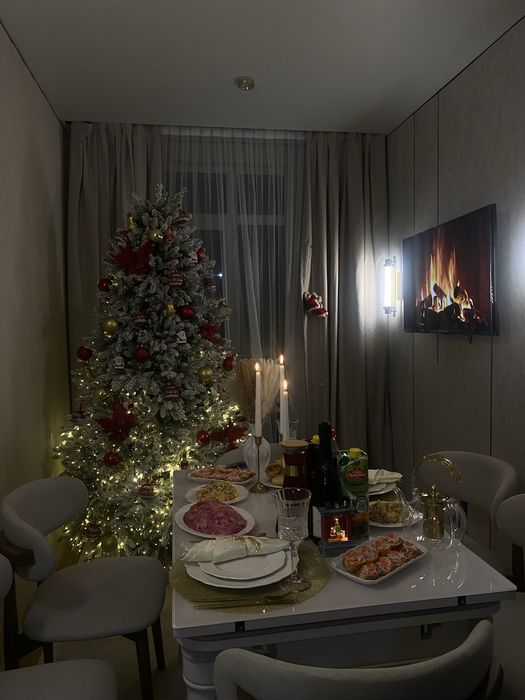 Продам ёлку с игрушками и гирляндой