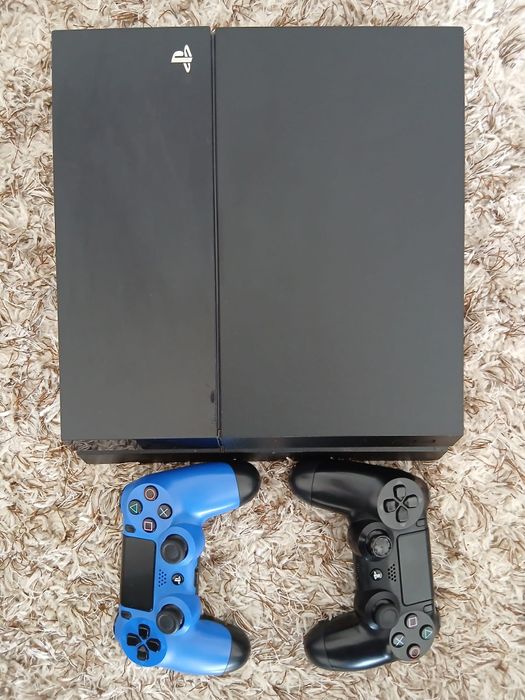 Vând ps4 cu manete