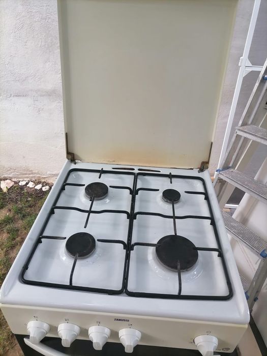 Vând aragaz Zanussi cu 4 ochiuri