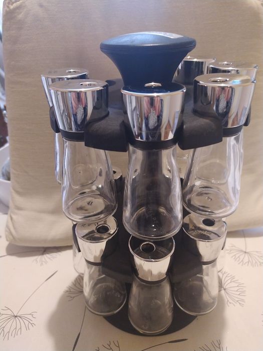 COLE--MASON  Въртящ се на 360град. комплект от 16 съда.за подправки