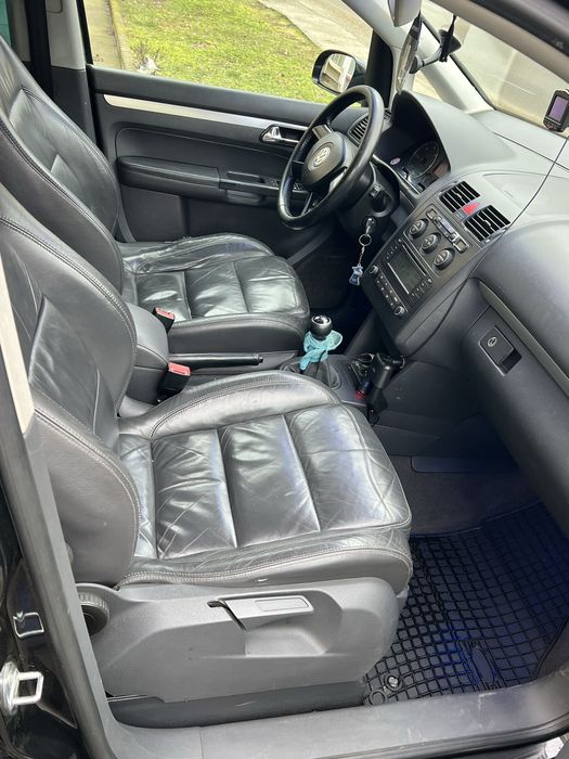 Vând Volkswagen Touran