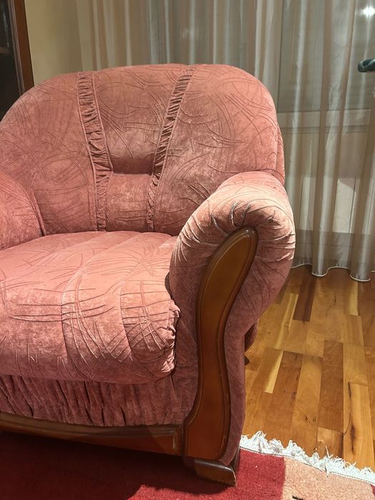 Продавам 2 бр. Фотьойли розова тапицерия и дърво