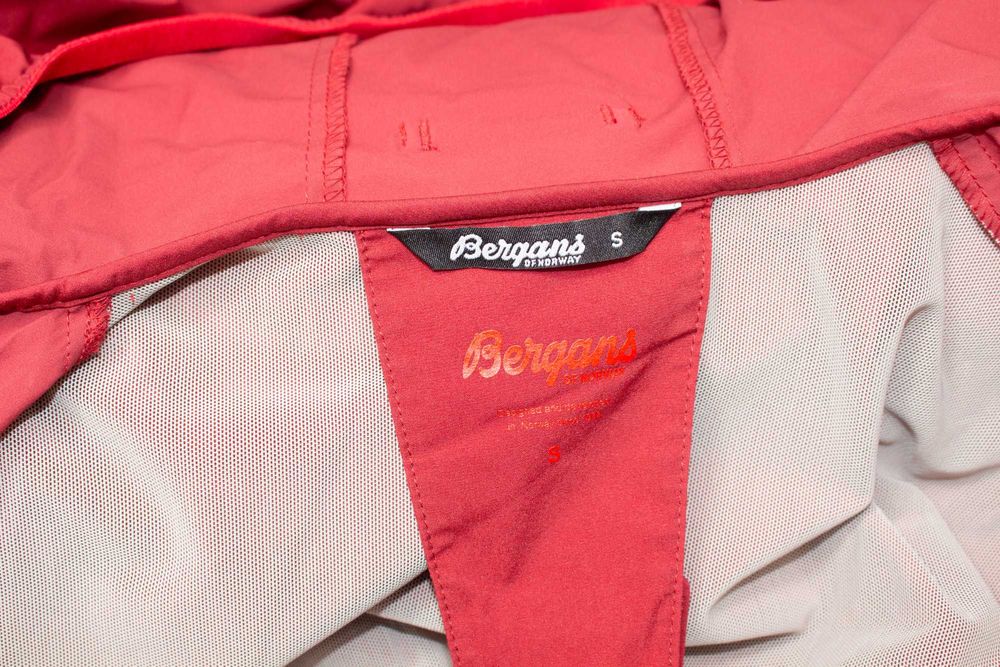 BERGANS Norddal Jacket дамско яке вишнаво много тънко с качулка ветровка S