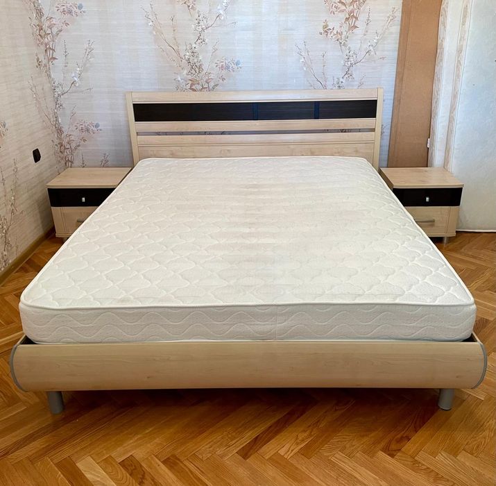 Двуспальная кровать с матрасом