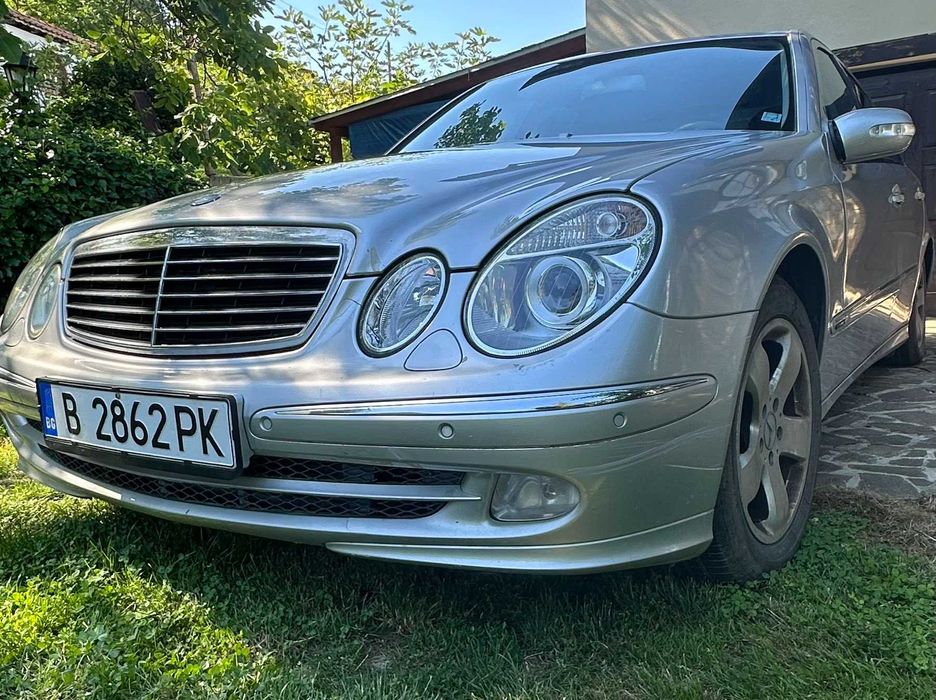 Лек автомобил Mercedes E-220