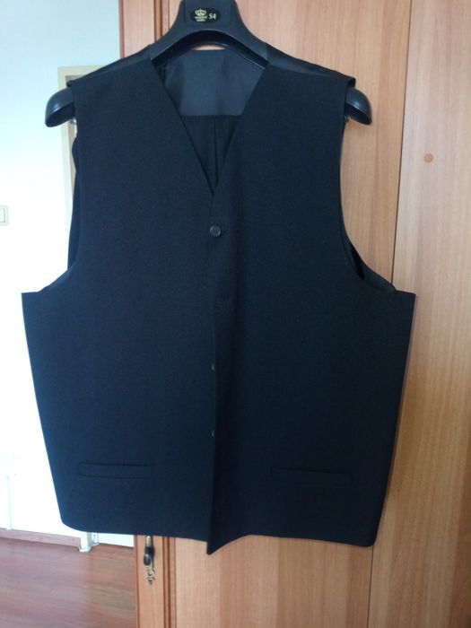 Două pardesie și un costum de vânzare.