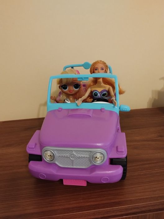 Комплект джип кабрио с 2 кукли тип Барби 
Колата е ползвана много малк