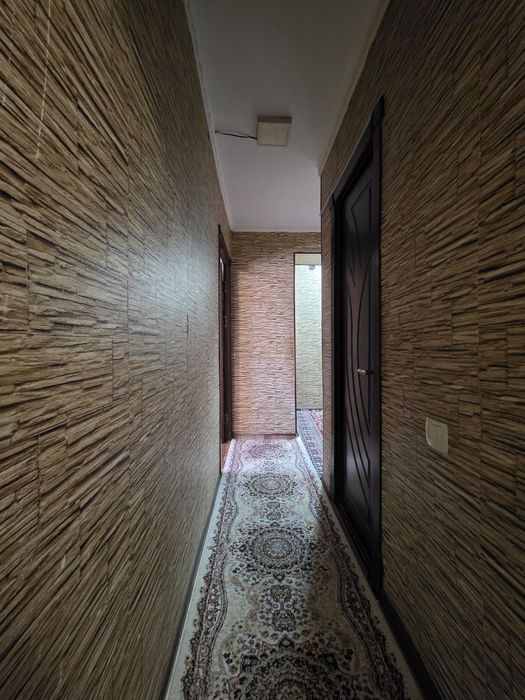 Кибрай марказида 2 хонали квартира сотилади.