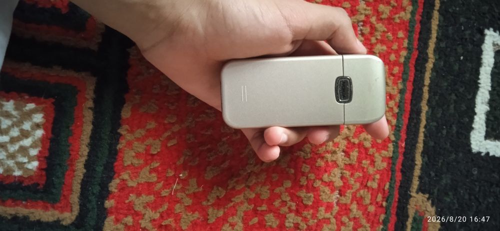 Knopkali telefon sotiladi
