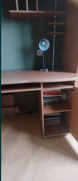 Отдам письменный стол с полкой