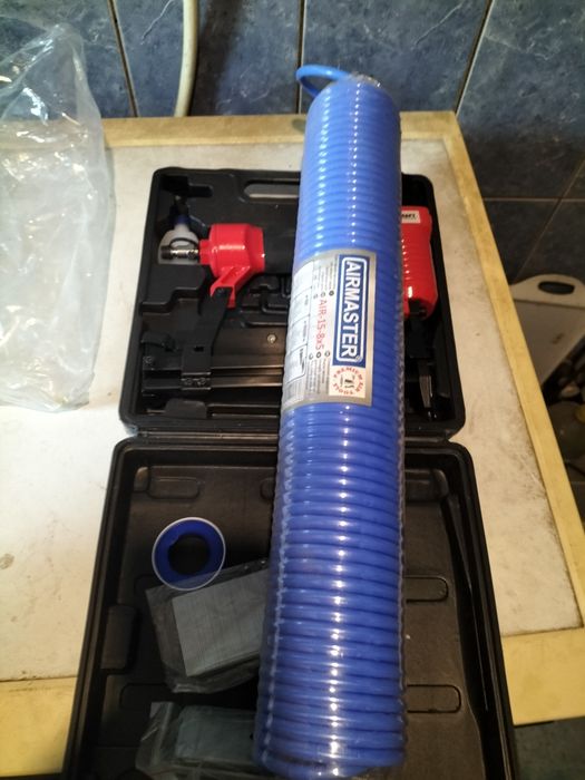 set pistol pneumatic capse si cuie