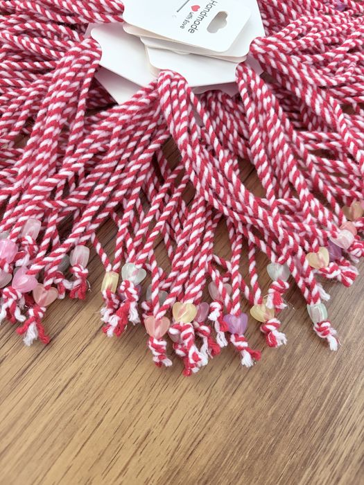 Мартеници в големи количества