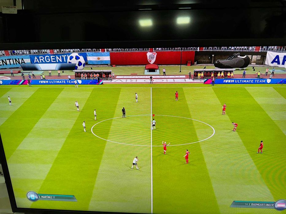 PlayStation 4 Slim 500GB  + 2 джойстика + FIFA 19
