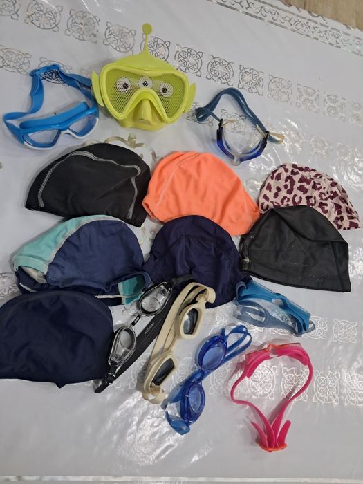 Спортивные очки и шапочки для бассейна.