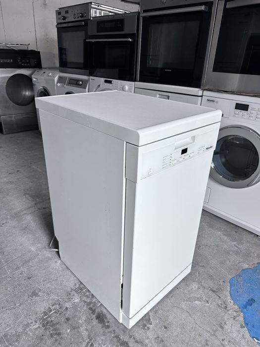 Съдомиялна + гаранция 1 година.  MIELE малка тясна 45см. Свободно стояща. Безплатна доставка за София.