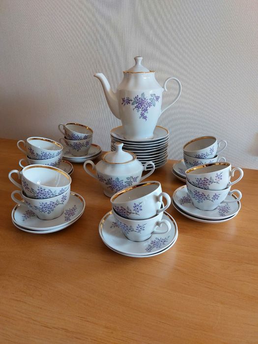 Продам фарфоровый сервиз на 12 персон,производство Рига.