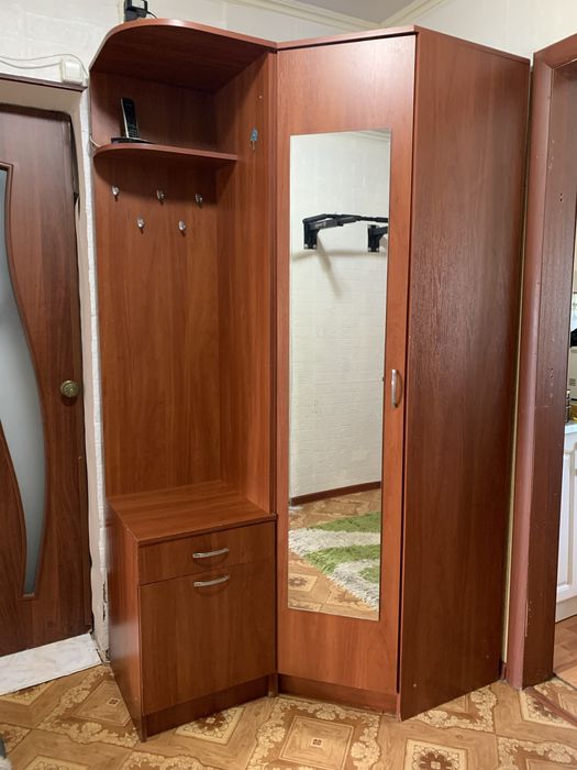 Продается угловая прихожая