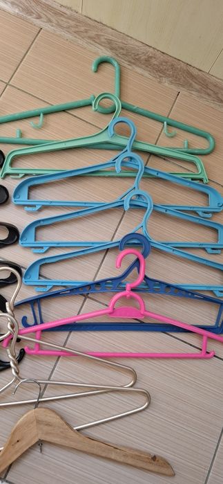 Продам вешалки (плечики)