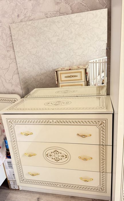 Продам Шикарный спальный гарнитур