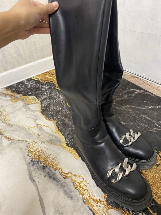 Продам ботинку срочноо по низкей цене