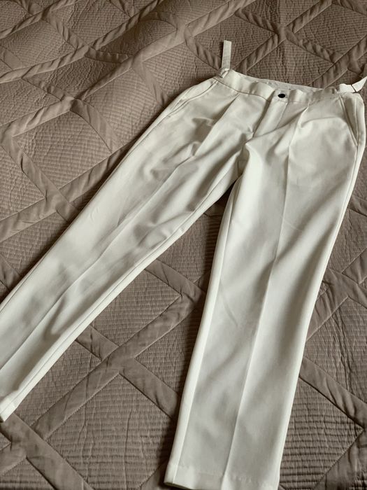 Белые слаксы.