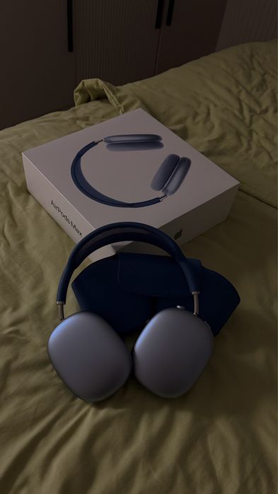 Air Pods Max синего цвета