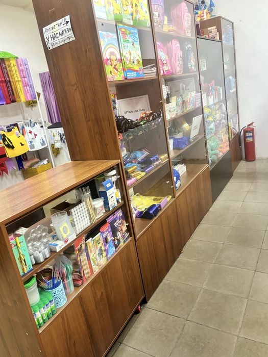 Продается стеклянный стеллаж перегородка