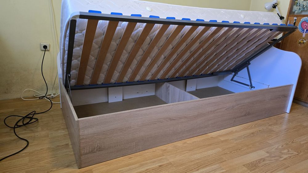 Легло с матрак и повдигащ механизъм