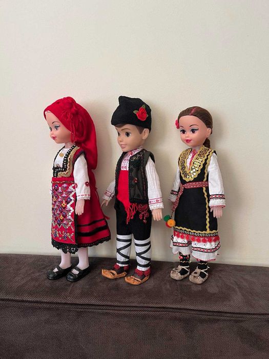 Кукли в народни носии
