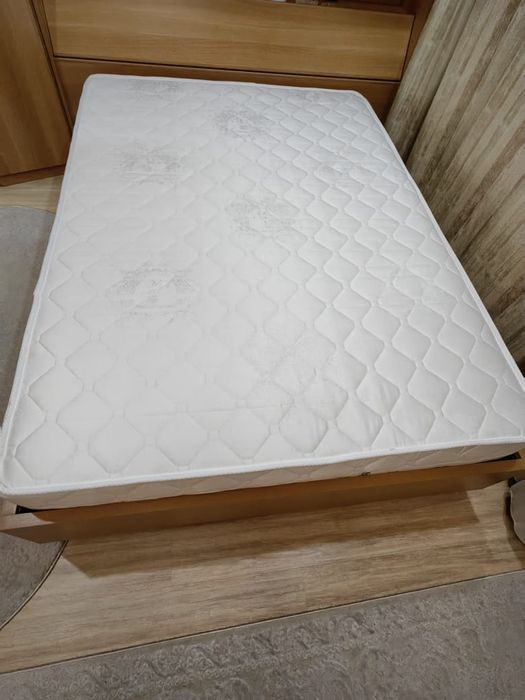 Отличный почти новый матрас 2м на 1,4