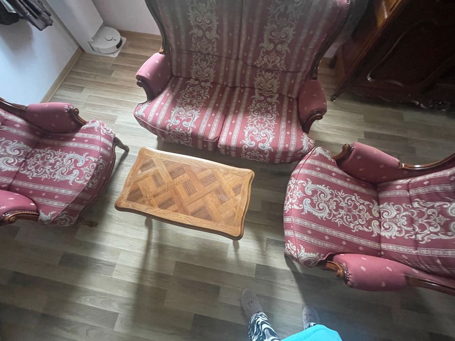 Vând  mobilă vintage compusă din comodă  nuc,set canapea 2 locuri și 2 fotolii,dulap cu vitrină și ceas pendulă!