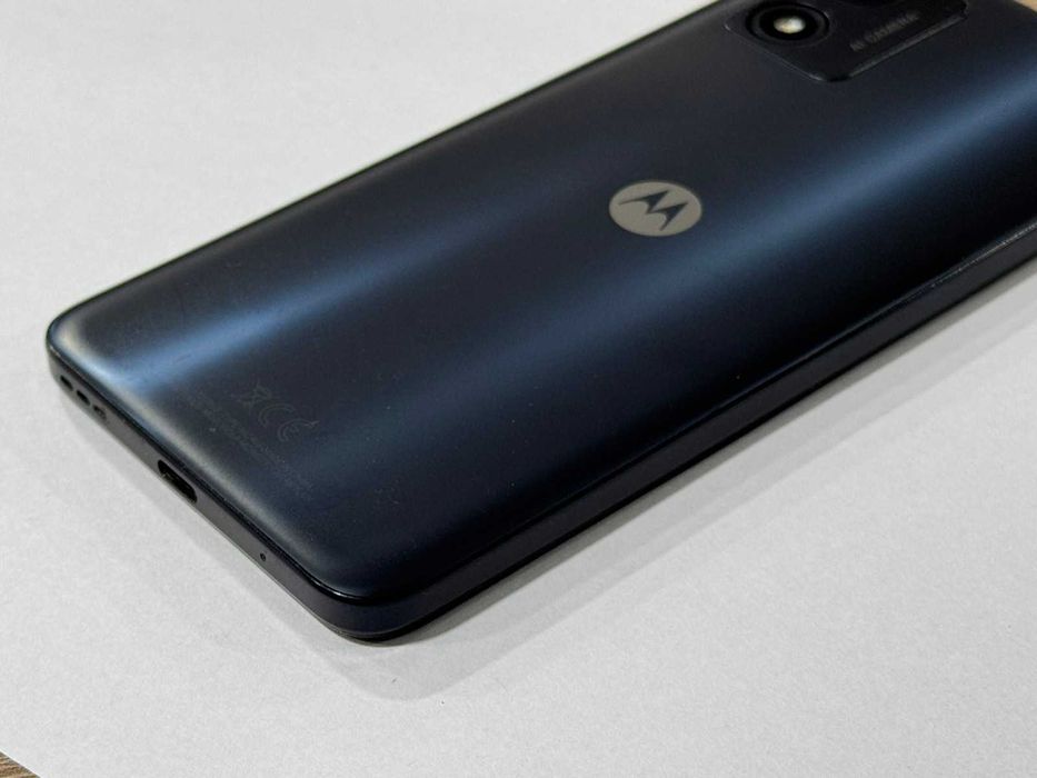 Продавам Motorola E13