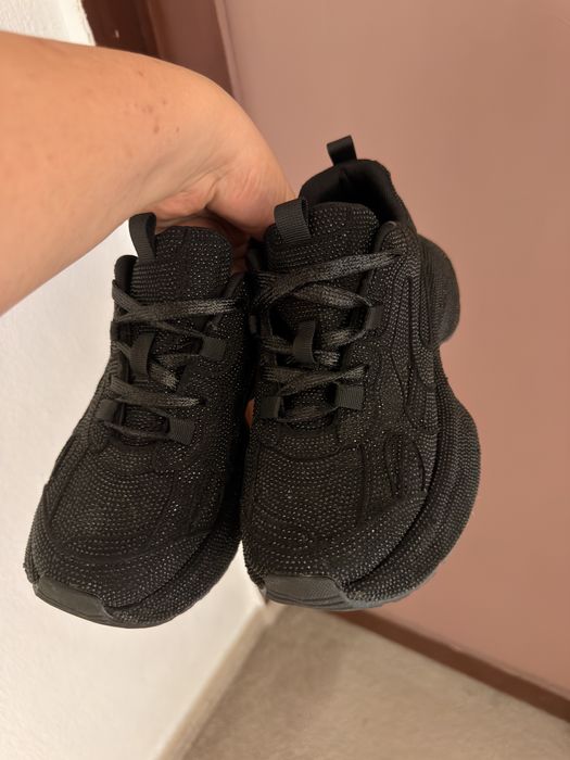Маратонки с камъчета