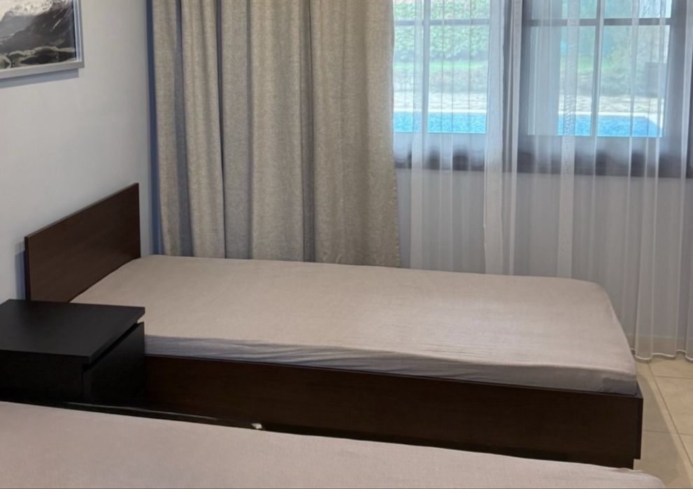 Две единични легла