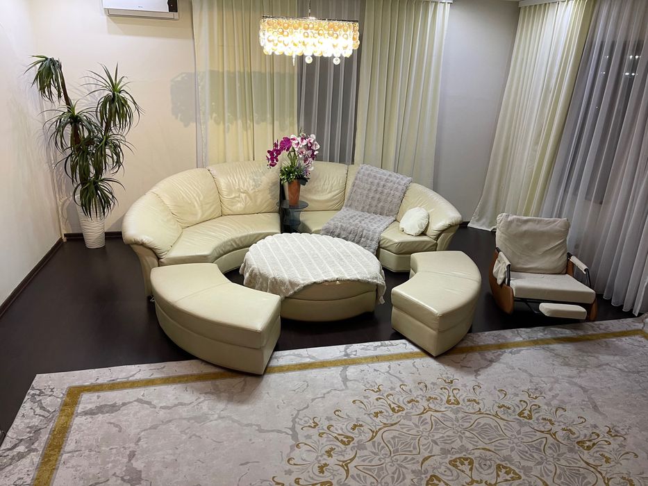 Полукруглый кожаный  диван