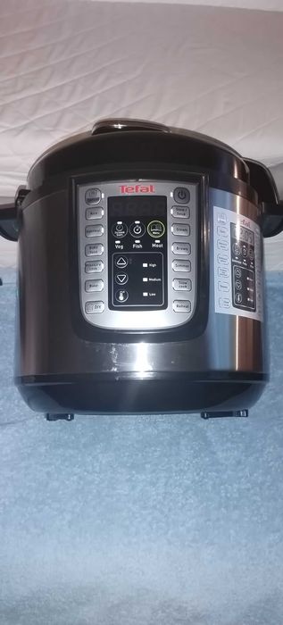 Продавам Мултикук TefalCY505EE0,в гаранция 22 месеца. . Цена 60 евро.