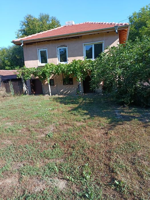 Продава се къща с двор