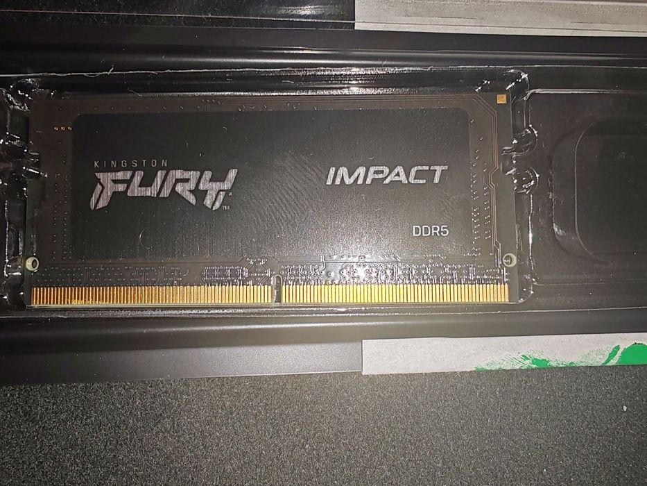 Kingston Fury DDR5 8 GB 4800MHZ - 1 бр.  Crucial DDR4 8 GB 3200 MHZ