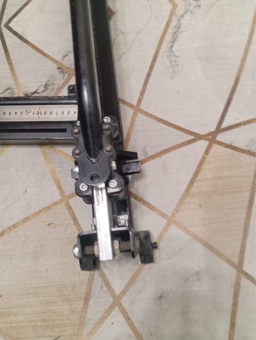 Ручной плиткорез с лазерем.