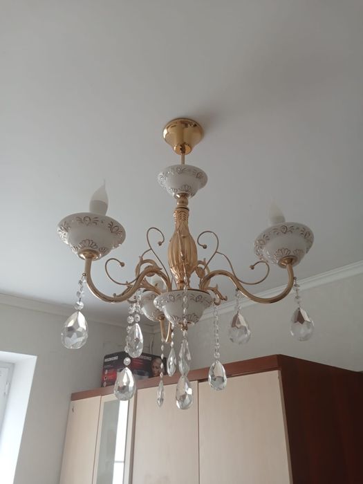 Продаеться люстра