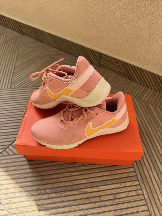 Дамски маратонки Nike Legend Essent 2