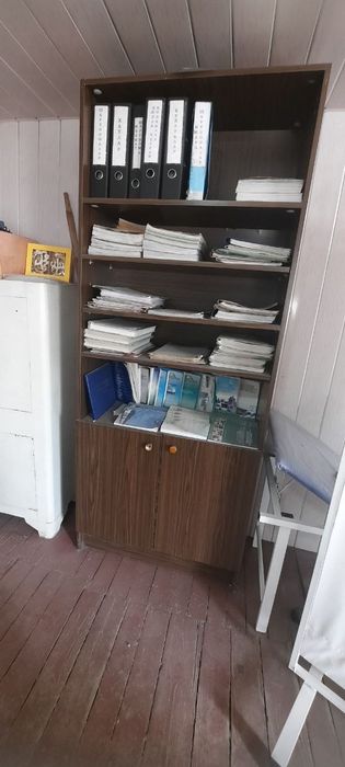 Книжная полка в хорошем состоянии