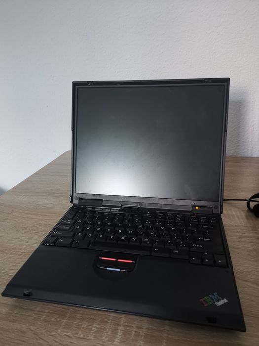 IBM thinkpad T22 cu procesor pentium 3 900mhz si 512mb ram