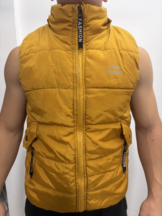 Продава се  спортен елек (грейка) Fashion Kids в свеж жълт цвят.