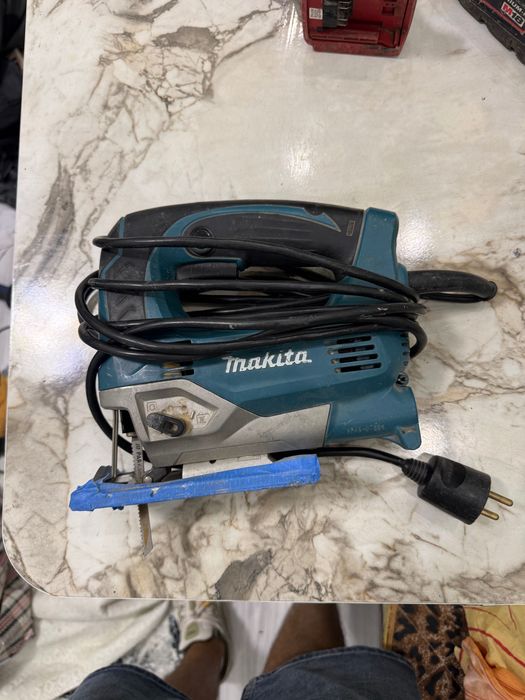 Makita JV0600 650W професионален прободен трион