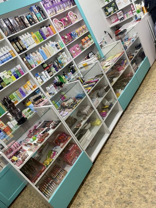 Продам витрину для косметики