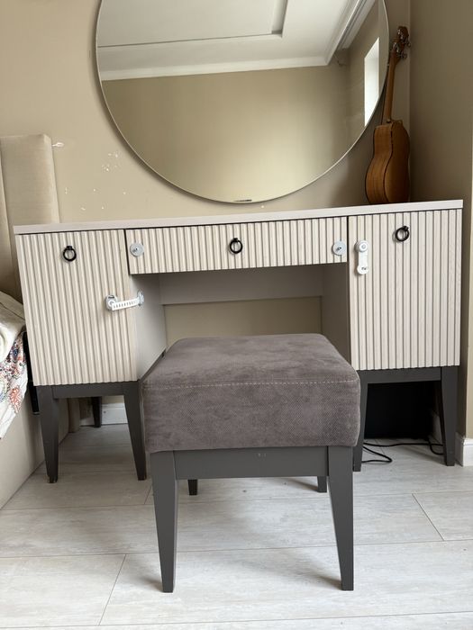 Туалетный столик с пуфиком