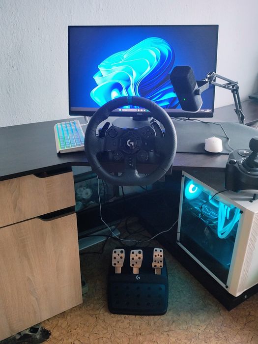 Продавам Геймърски волан Logitech G923  + скоростен лост