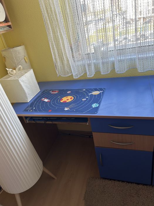 Продавам 2 бюра, размерите на всяко бюро са 60см / 110см / вис.75см